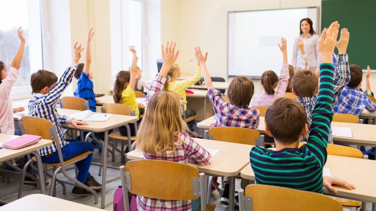 agenda_edu's tweet photo. Estar presentes en la escuela implica conectar las aulas con su contexto, hacer lugar a las subjetividades individuales, reconocer que los vínculos pedagógicos son también afectivos, dice @mfernandezlemos  @EnsenaxArg https://t.co/gcVNcFIF2X https://t.co/grQ6xm4SdW