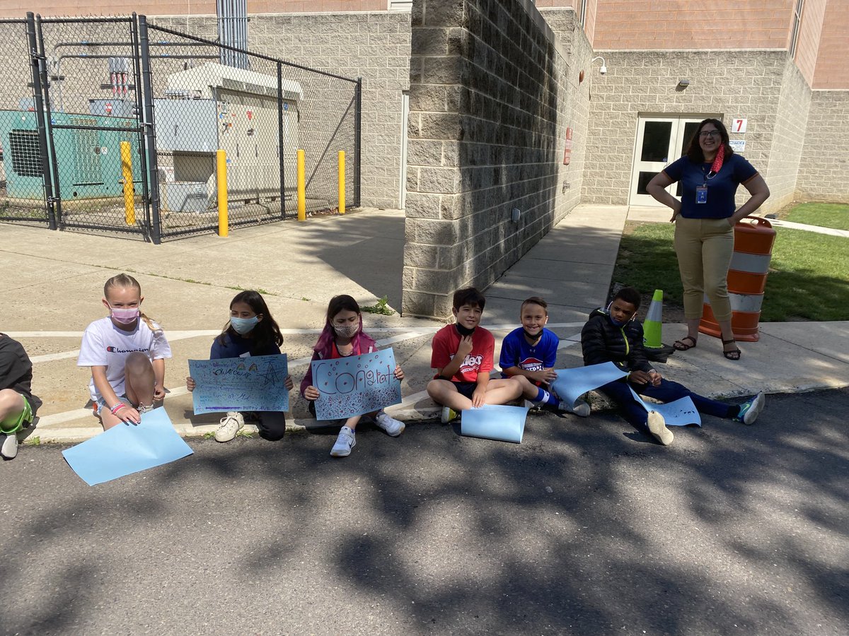 MSmithclass1's tweet photo. 5th grade parade ⁦@LMTSD_PRES⁩ https://t.co/7slmypFe8m