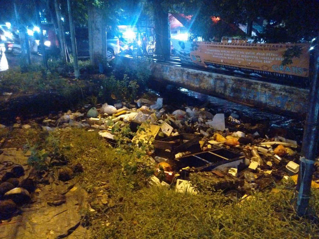 pentolkuriya's tweet image. Halo pak @mas_triadhianto 
Sampah menutup pintu air di jembatan 0 rawalumbu, banjir tidak surut-surut. 

Sudah reach out pemda minta dibersihkan tapi tidak ada jawaban hufty macet total nih pak kasian tetangga-tetangga saya yg kebanjiran :( 

@txtdrbekasi