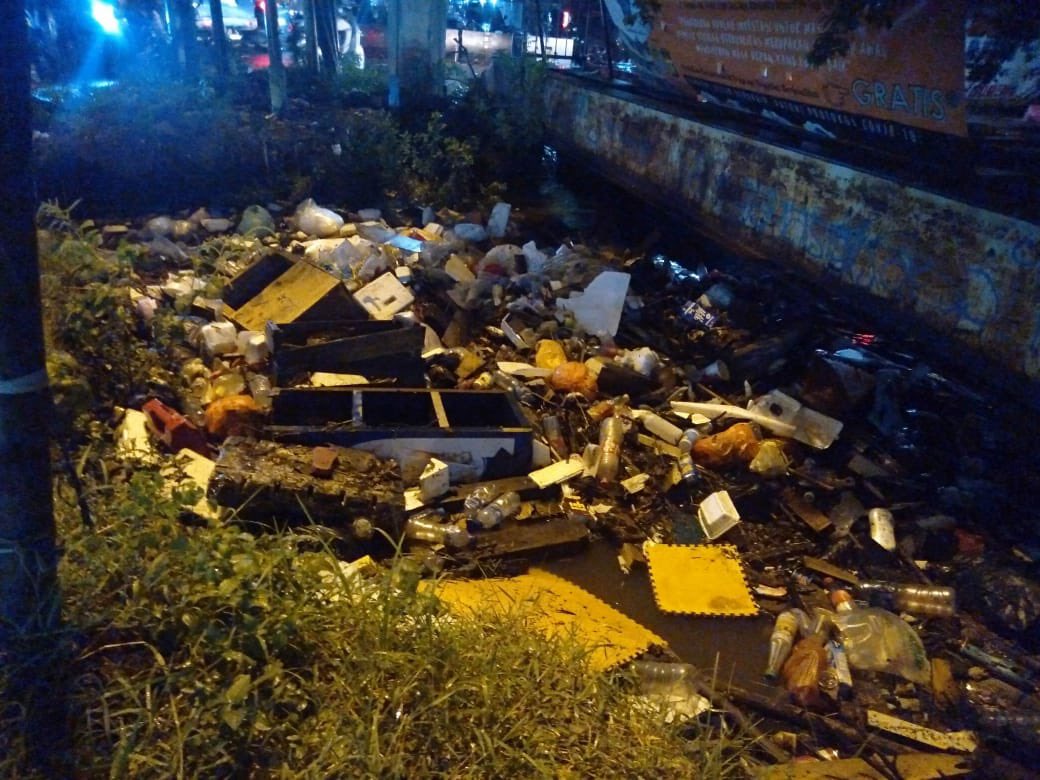 pentolkuriya's tweet image. Halo pak @mas_triadhianto 
Sampah menutup pintu air di jembatan 0 rawalumbu, banjir tidak surut-surut. 

Sudah reach out pemda minta dibersihkan tapi tidak ada jawaban hufty macet total nih pak kasian tetangga-tetangga saya yg kebanjiran :( 

@txtdrbekasi