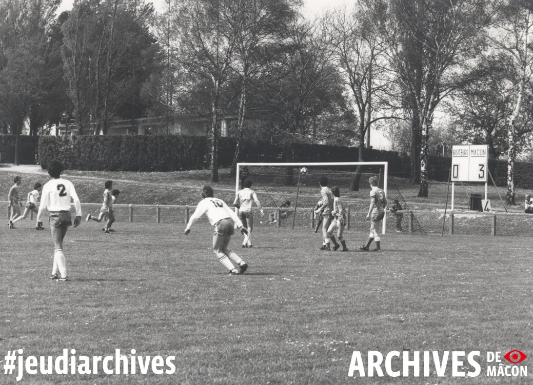 [#JeudiArchives spécial @EURO2020FR ⚽️] Souvenir d'avril 1983 au stade de Champlevert 😍

Et un...🔥 et deux...🔥 et trois 🔥 zéro !

ℹ️ <a href="/AntoGriezmann/">Antoine Griezmann</a> et <a href="/theobarbet_/">TB22</a> n'étaient même pas encore nés 😉😅

#jeudiphoto #football #EURO2020 #jaimemacon #MaconTDJ #TerreDeJeux2024