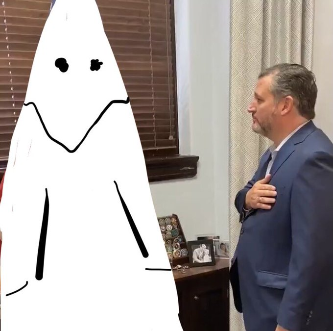 AdrianH73250381's tweet photo. Here’s Ted Cruz pledging allegiance…..#TedCruz https://t.co/m8Uhcnd9RU
