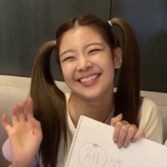 Mjeongyb's tweet photo. She's been receiving hate since their debut. This is unfair to her. Those accusations are baseless yet they're still trying to bring her down. I hope she's staying strong in these time 🥺🥺🥺

WE LOVE YOU LIA
#ApologizetoLia https://t.co/BWyyXZ0xns