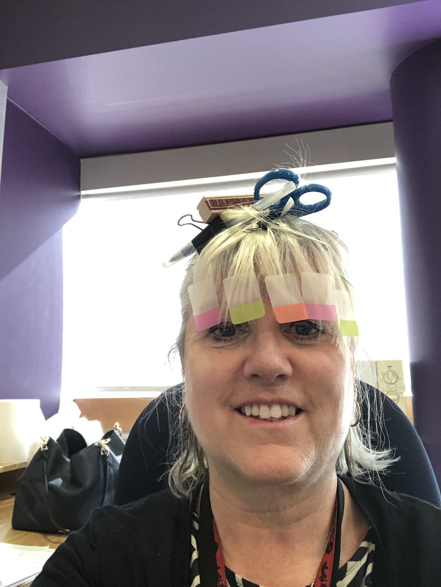 Crazy hair day NPSW journée des cheveux ridicules!
Where are my post it? What did I do with my scissors ✂️?