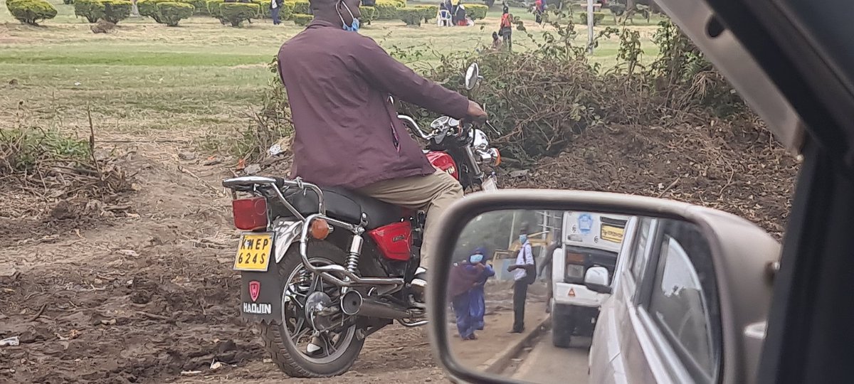 EssNgugi's tweet photo. @KenyanTraffic @DCI_Kenya happening on Uhuru Highway opposite Parliament this is an Uber Eats rider trying to make ends meet but being harrased by shameless hungry city council men and a woman. The guy seating on the motor bike has taken over the bike and wants to commandeer it. https://t.co/vb2qOXaN5Z