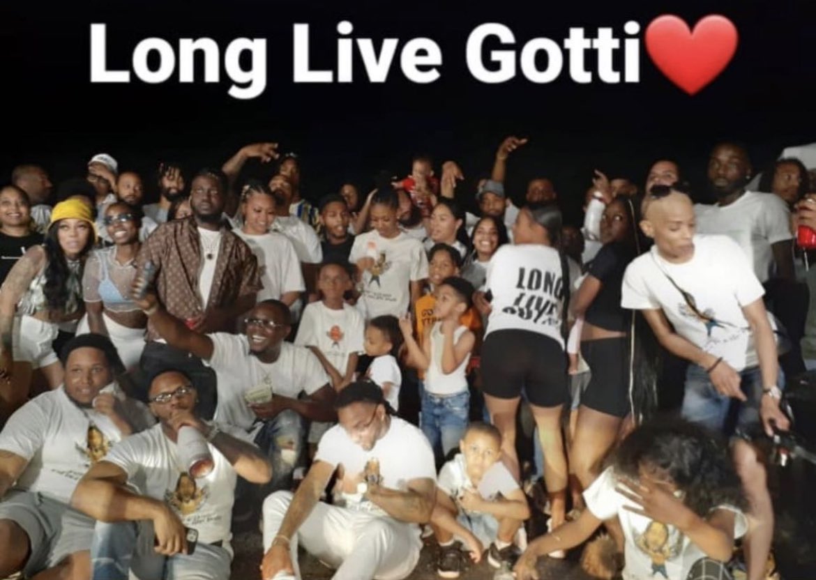 BenjiThamoney's tweet photo. I Was Just down on my Knuckles , Bitch I’m Back On My Feet , You Ain’t Been Where I Been , you just Rap Like You Me 💙💫😇💯 #NahFr #GottiDay #RIPCHEEKS #LLF #LLG #10K #MoneyMakesMoney #NoFuNoFake #TheHeartOfTheHood https://t.co/GizqpQ95al