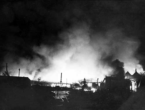 leedslibraries's tweet photo. On 13th December 1975 there was a massive fire which destroyed much of Kirkgate Market. Columns of smoke reached 100 feet into the air and the fire was seen up to 15 miles around, but fortunately there were no casualties #LeedsLibrariesCHT https://t.co/eHDjmzrDlO