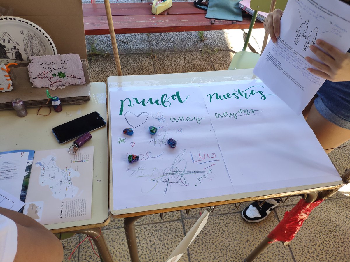 blancanamero's tweet photo. Feria de emprendimiento...algunos puestos de nuestra segunda jornada...otros 40 alumnos/as comunicando, negociando y firmando alianzas...lo mejor de un curso muy productivo. Gracias a mi compañera Rocío por seguirme en mis locas aventuras de #openLabFray https://t.co/1rgpkqppZx