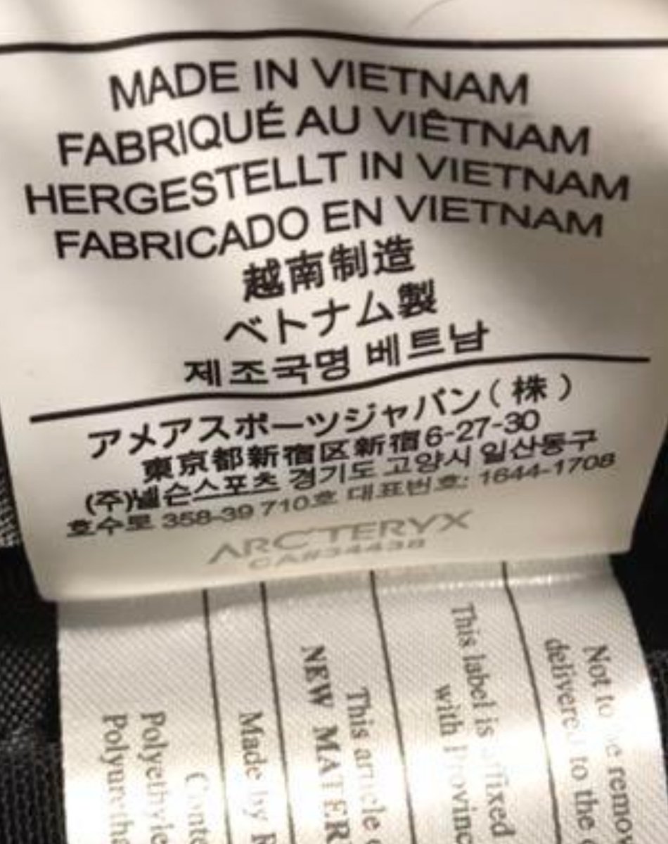 har_poon's tweet photo. アークテリクスのタグで偽物判別
（当てはまれば偽物💀）

①「ア」の上部とノの部分が繋がっていない
②ジャパンの「ャ」が下揃え
③「東京都新」のすぐ下のハングル文字の下部の線が一列に繋がっている
④③の真ん中、立を逆さにしたような文字の「立」でいう上部のチョンが無い

写真1枚目だけ本物 https://t.co/wMAaOREQJB