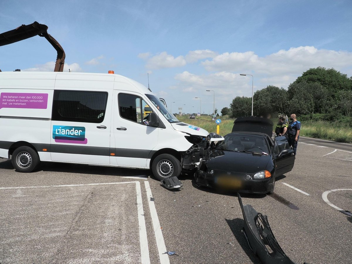 Veel schade bij aanrijding op de Kanaaldijk in IJmuiden..