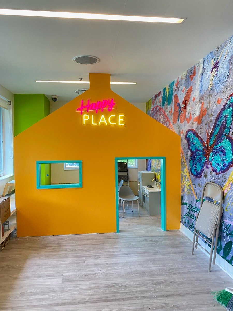 LandorUK's tweet image. The Phototex Advantage:- Easy up and Easy down, peel and stick fabric with no residue. You can see it working really well here for McDonalds at one of their Ronald McDonald&apos;s Happy Places #digitalmural #digitalwallcovering #largeformatprint