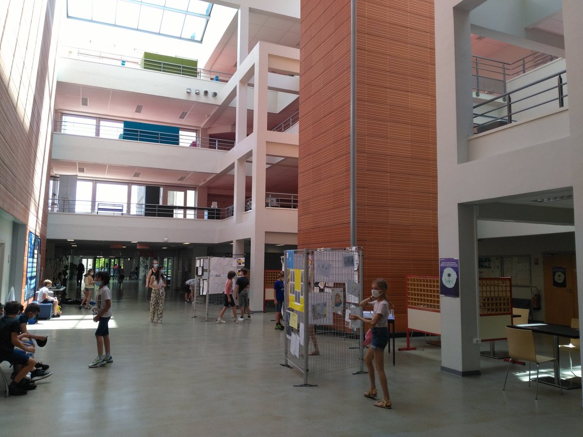 AmoNad6's tweet photo. Aujourd'hui nous avons visité l'expo #RegardsDeGéomètre à la fac de sciences @univrouen . Nous avons le travail de différentes classes et le nôtre.  @DeRegards @LesMathsEnScene https://t.co/Bzy1YWyrpf