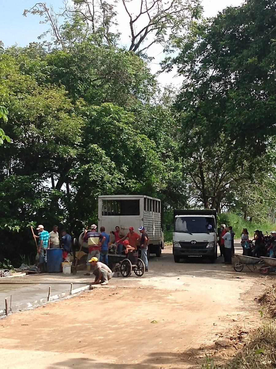 postman_up's tweet photo. La comunidad de los Bancos sigue trabajando, ayer se vació el  primer paño del megahueco vía Abejales. #Tachira @TrafficEnLaVia @noticiastachira @lanacionweb https://t.co/Tq05o5vKYc