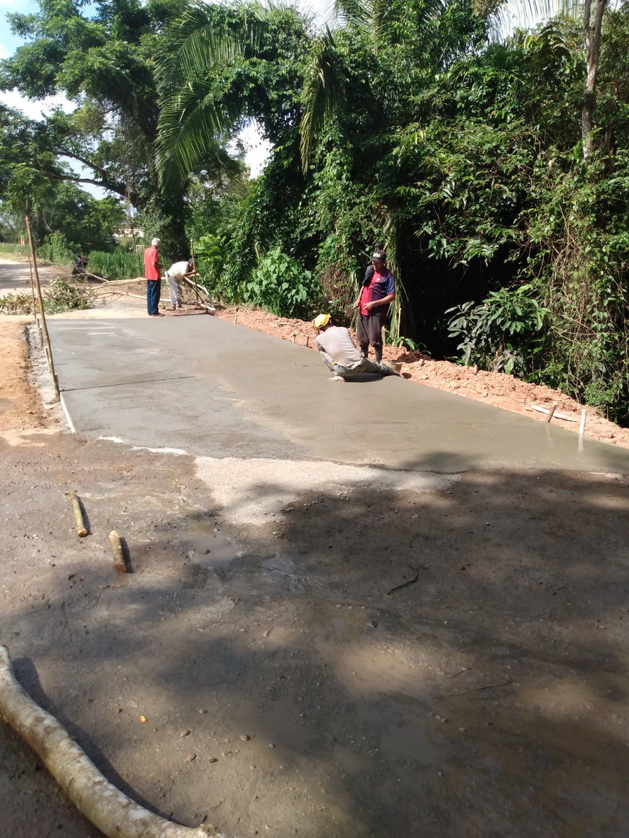 postman_up's tweet photo. La comunidad de los Bancos sigue trabajando, ayer se vació el  primer paño del megahueco vía Abejales. #Tachira @TrafficEnLaVia @noticiastachira @lanacionweb https://t.co/Tq05o5vKYc