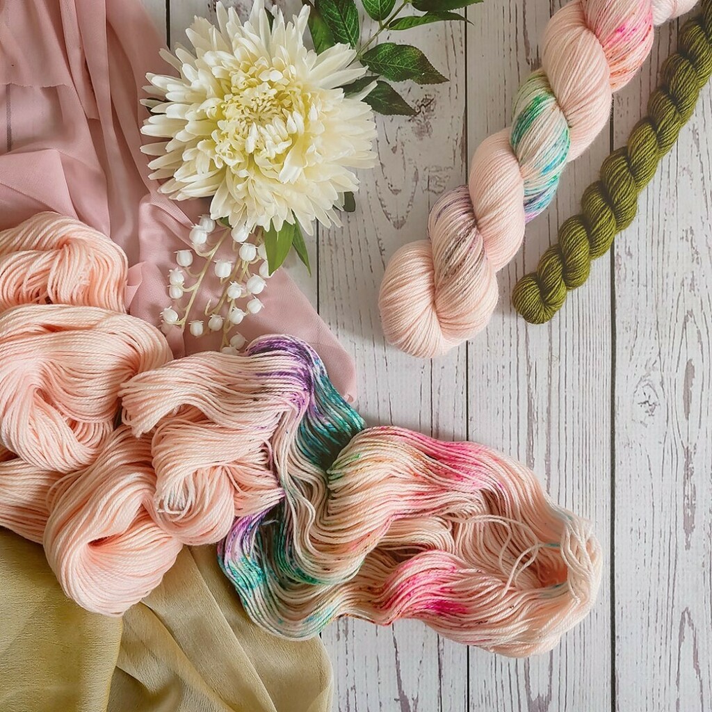 I'm ready for a big ol' slice of confetti cake! I'm also adding ice cream🍦 because it's 90 degrees outside. ⁠
⁠
Coincidentally this favorite dessert pairing was the inspiration behind this brightly speckled yarn color. The barest hint of shell peach … instagr.am/p/CQJJ-PwNP5-/