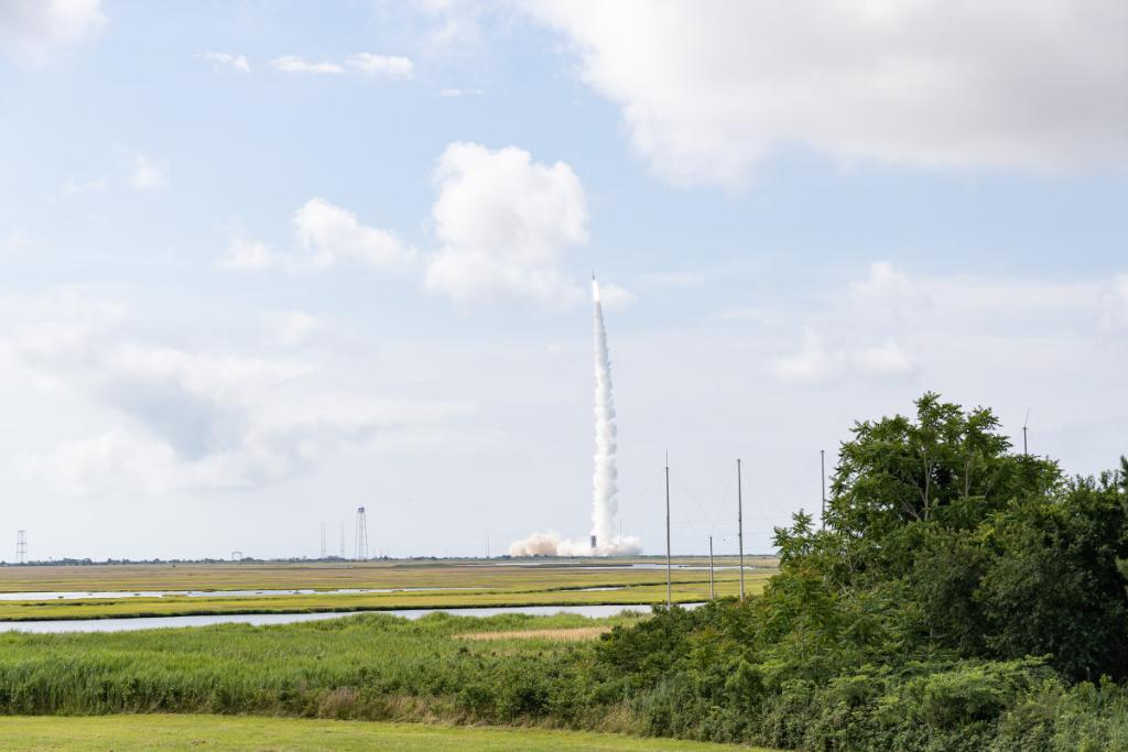 NASAWallops's tweet image. We hope you didn’t blink! 😳 

A @northropgrumman #Minotaur I rocket carrying three national security payloads for the @NatReconOfc launched at 9:35 a.m. EDT.  

Did you see the rocket? Share your photos with us below!