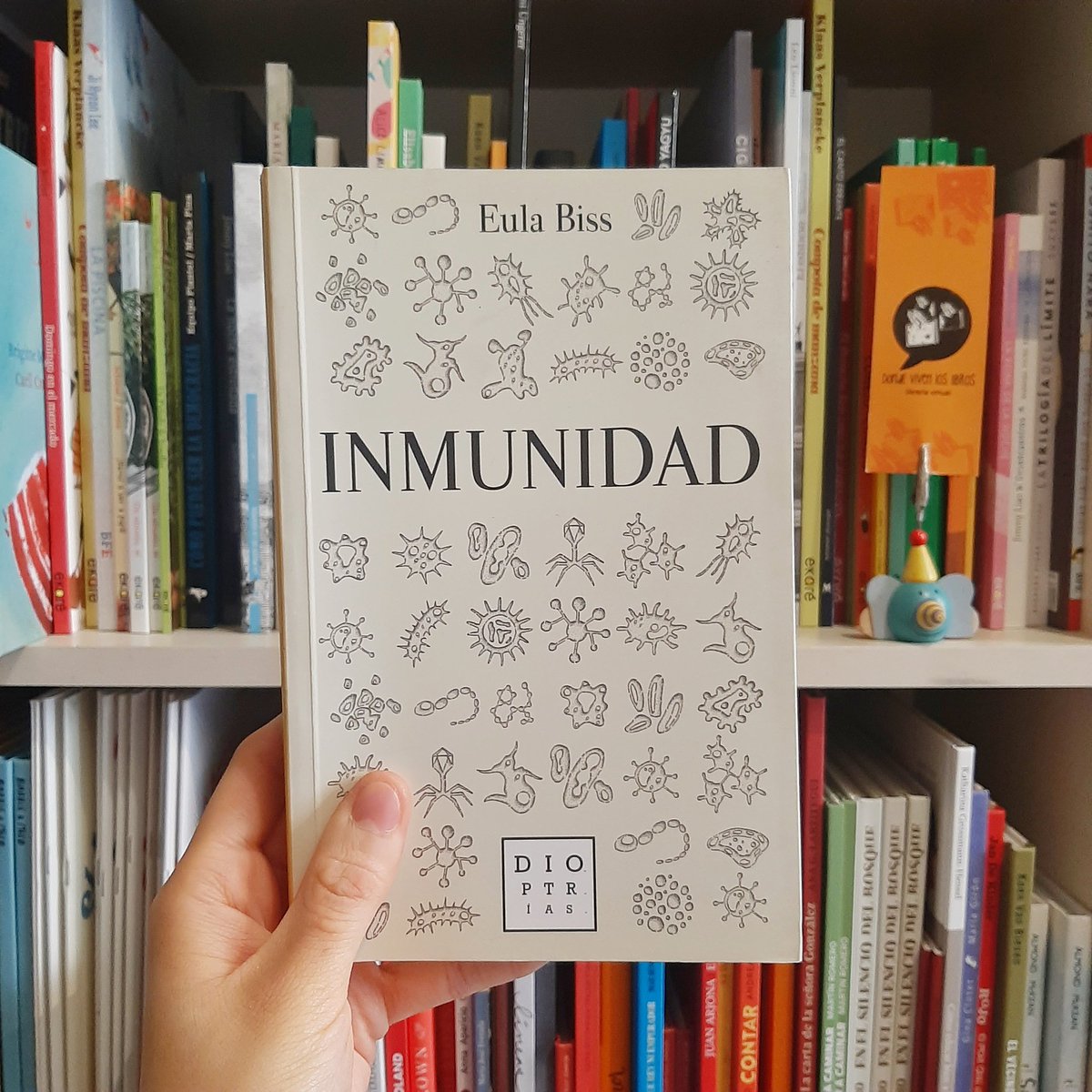 'aquellos que tomamos prestado de la inmunidad colectiva le debemos nuestra salud se la debemos al prójimo.' Inmunidad, un libro de @dioptrias escrito por la ensayista Eula Biss, para reflexionar y posicionarnos por vos, por mi, por todas. #dondevivenloslibros