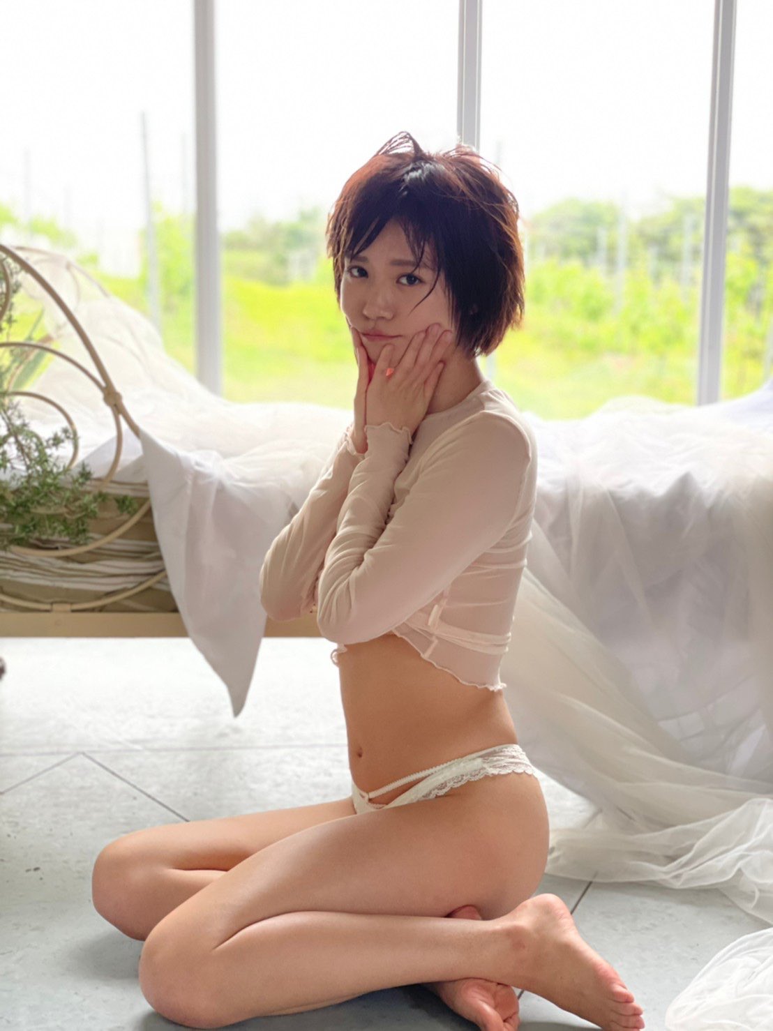 菜乃花 お仕事終わって猫さん撫でながらグラビア作品について熱く語ってました 写真展は入場無料なのでイベントよりハードル低いかなと思うから気軽に立ち寄ってもらえたらいいなと思います 初めましての方もウェルカムです T Co Lpeubkwh4f
