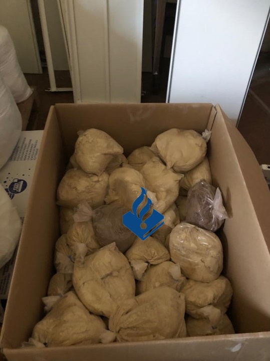 Gisteren troffen we in een loods aan de Edisonstraat in Enschede een aantal vuurwapens en vermoedelijk honderden kilo's aan harddrugs. Het onderzoek loopt. ^JH..