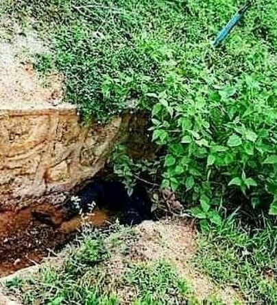 haymarn_tun's tweet photo. These pictures are what is currently happening in Kayah State. The town that used to be named the cleanest city is now smelling of stench. 
More than 50 unarmed civilians have been killed and thousands displaced as the result of military's atrocities. 
#WhatsHappeninglnMyanmar https://t.co/3SWRkzwYya