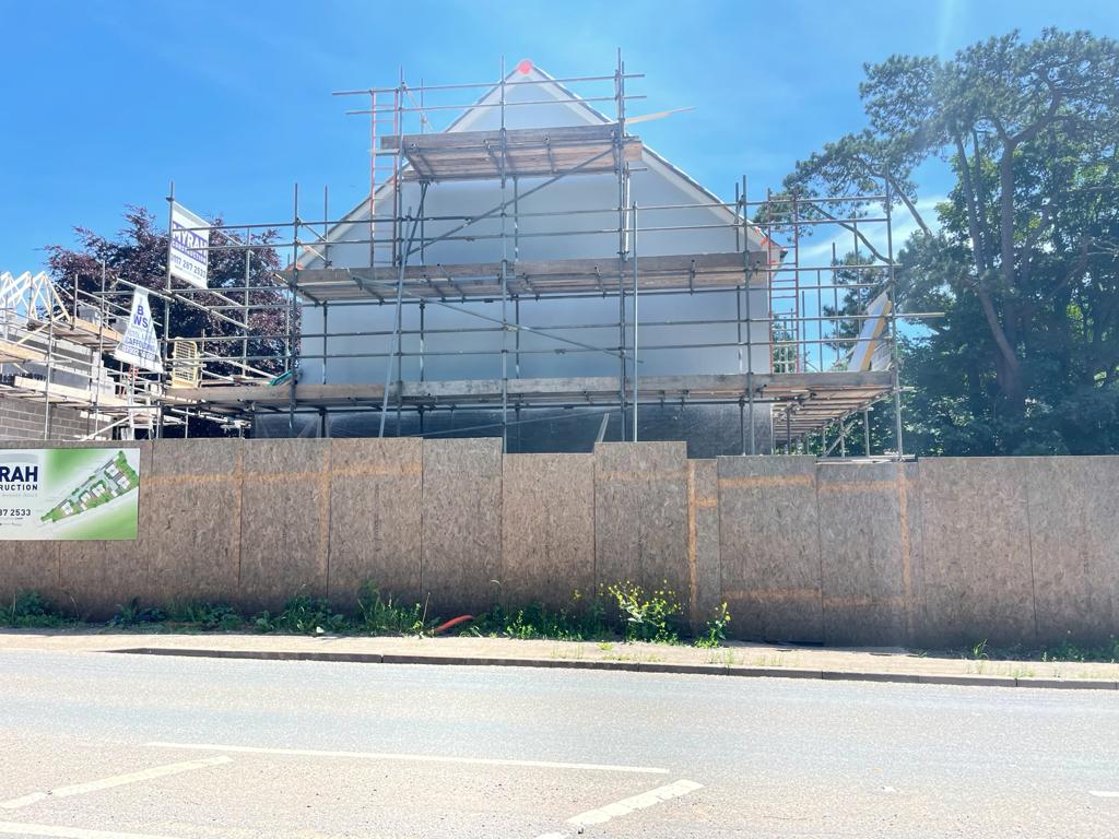 MyrahConstruct's tweet image. BIG NEWS! CLEEVE PROJECT UPDATE

The last of the roof trusses have been lifted into place plot 7 and webber installation has also been completed to plots 8 &amp;amp; 9.

We are on schedule for an early autumn completion for our client.

#projectdevelopment #bristol #myrah #constructio