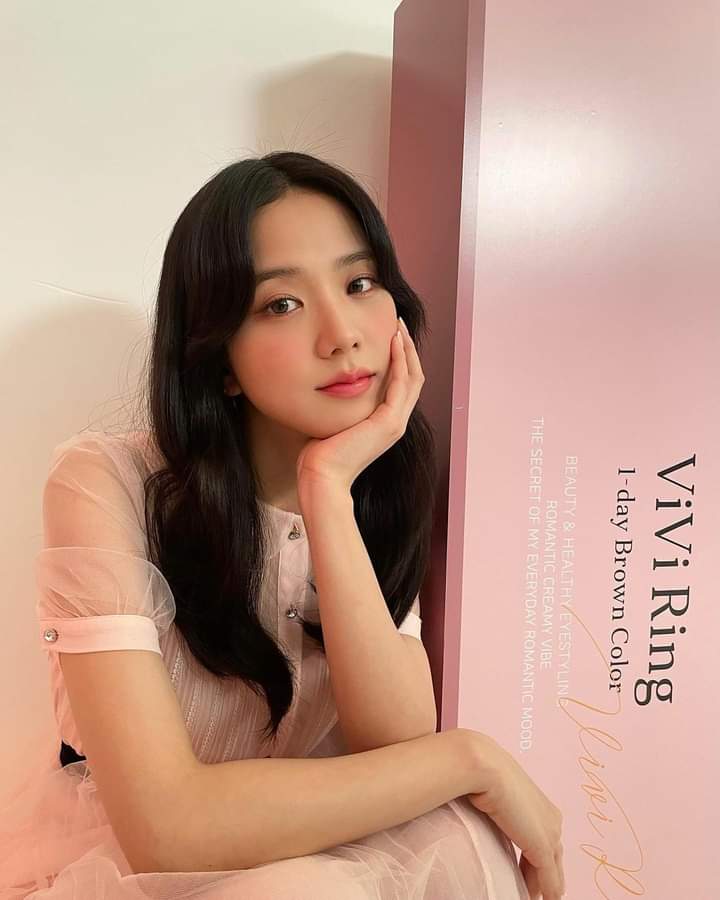 27_jisoo's tweet photo. #jisoo gorgeous lady is back 🐰 https://t.co/6BOw2oB0wf