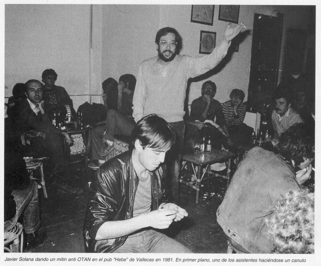 mayusorejas's tweet image. Hoy que nos hemos convertido en anfitriones de la cumbre de la OTAN es un buen día para recordar el mejor pie de foto de la historia.