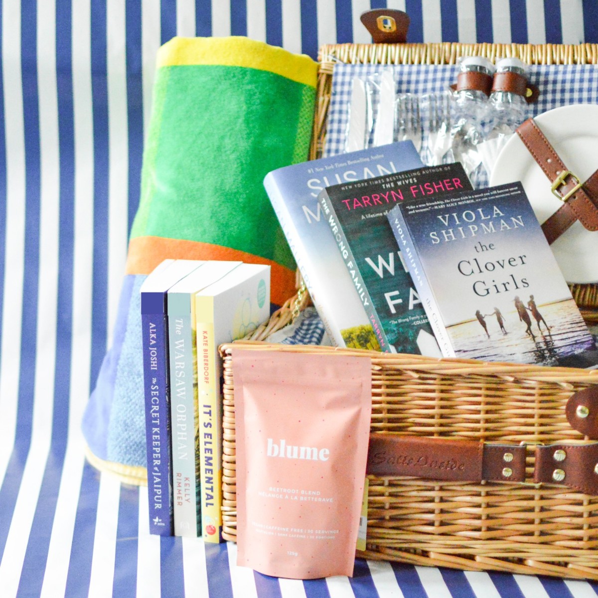 HTP_Hive's tweet image. ☀️ GIVEAWAY ☀️ 

We&apos;re giving SIX LUCKY WINNERS the ultimate summer staycation bundle with tons of bookish goodies including a personalized video from one of our authors &amp;amp; something special from our friends at Blume! #MySummerIsBooked 

TO ENTER, head to bookclubbish.com/your-summer-is…