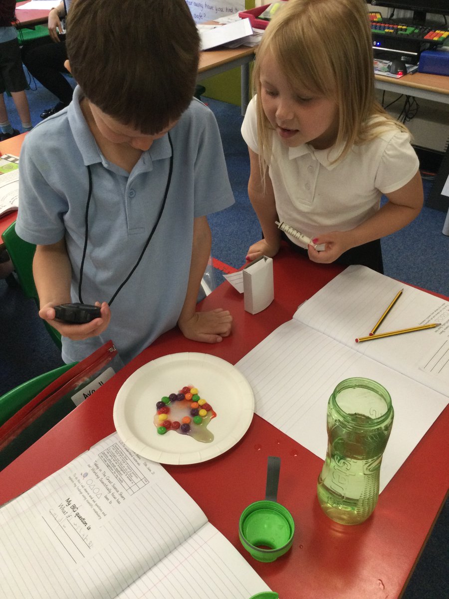 EllisonPrimary's tweet image. Today in 2CL to celebrate #thegreatscienceshare we chose our own enquiry questions. We used skittles and warm water and watched what happened before choosing our own question to investigate. There were lots of ideas and we all enjoyed being food technologists! #ellisonscience