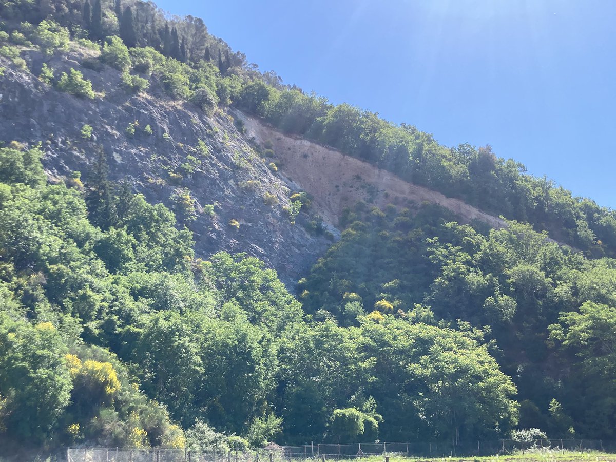 Daout16's tweet photo. Starting of a new field trip in the Apennins at Gubbio with the @AgenceRecherche EQTIME project team : https://t.co/N4LqToAWOC… now in our way to Colfiorito, Norcia, and then Irpinia. https://t.co/hyctkIBfNb