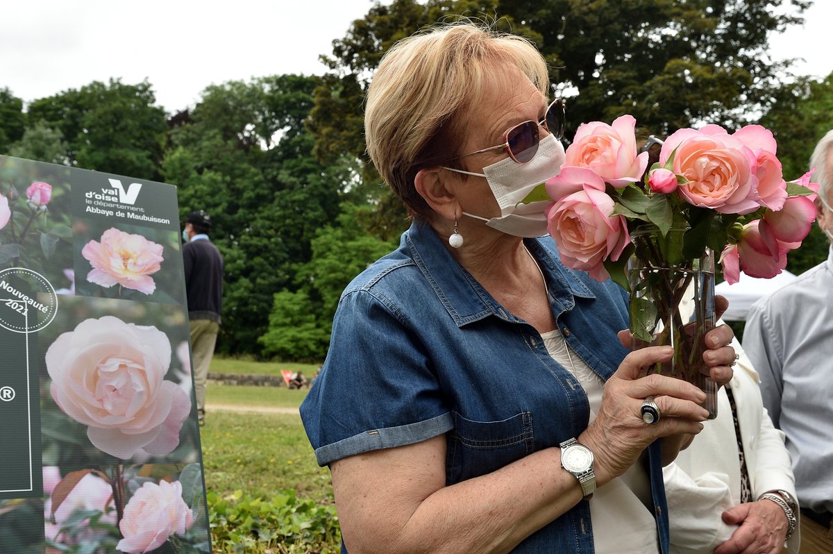 Samedi 12 juin, la Présidente du <a href="/valdoise/">Département du Val d'Oise</a>, Marie-Christine Cavecchi est devenue marraine en baptisant une rose unique portant le nom « Abbaye de Maubuisson ». Cette rose de 25 pétales a été créée par le rosiériste Guillot
