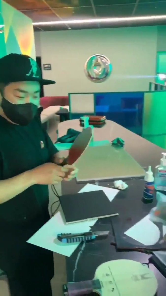 แดนซ์เซอร์ YG เล่นเกมส์ตะโกนในความเงียบ ส่วนโปรดิวเซอร์ทำไม้ปิงปอง เล่นตีปิงปอง ไม่ต้องสงสัยว่าทำไมศลป.วายจีไม่ Comeback