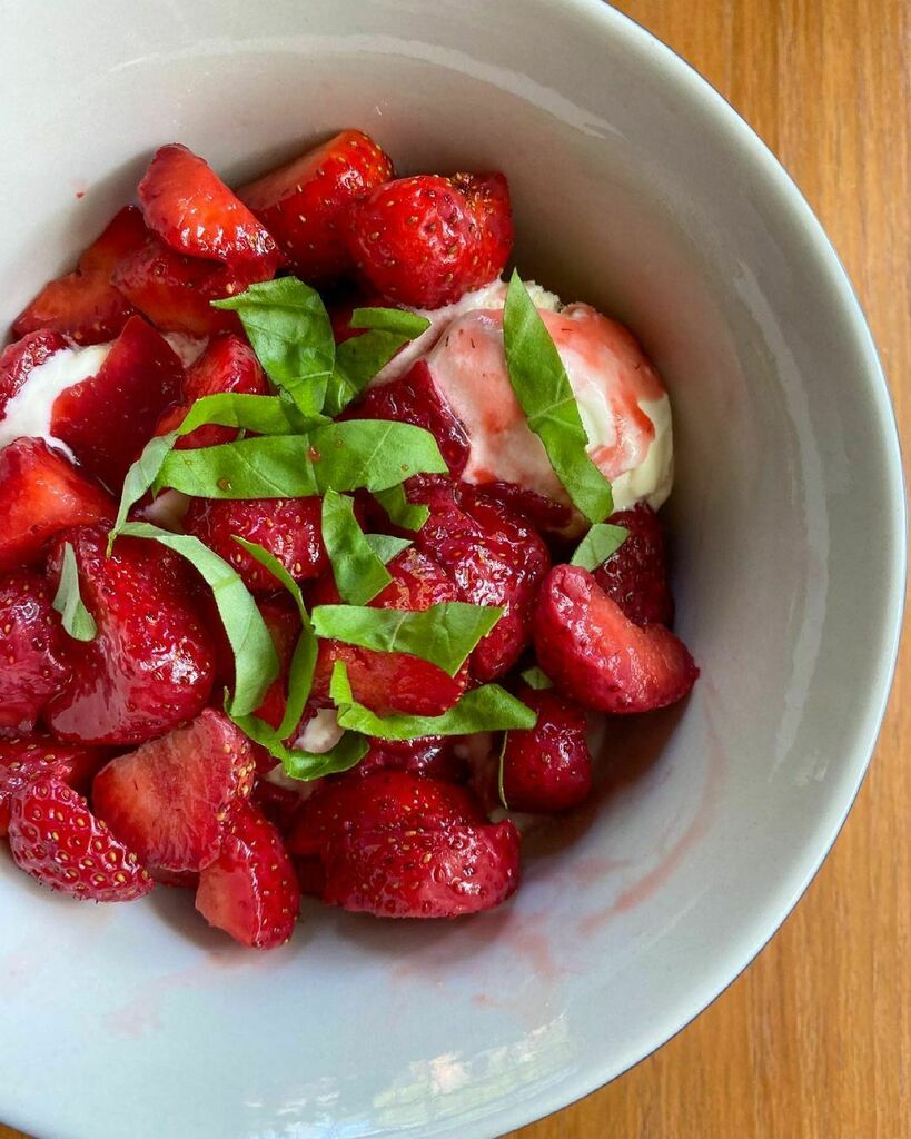 CleanEatsFast's tweet image. Vanilla Bean Ice Cream 🍨 

Freshly picked Strawberries 🍓 

Sweet Basil 🌿 

#keepitsimple#strawberry#strawberryseason#eats#basil#dessert#icecream#youscreamiscreamweallscreamforicecream (at Lakewood, Ohio)

ift.tt/3pVzKs8