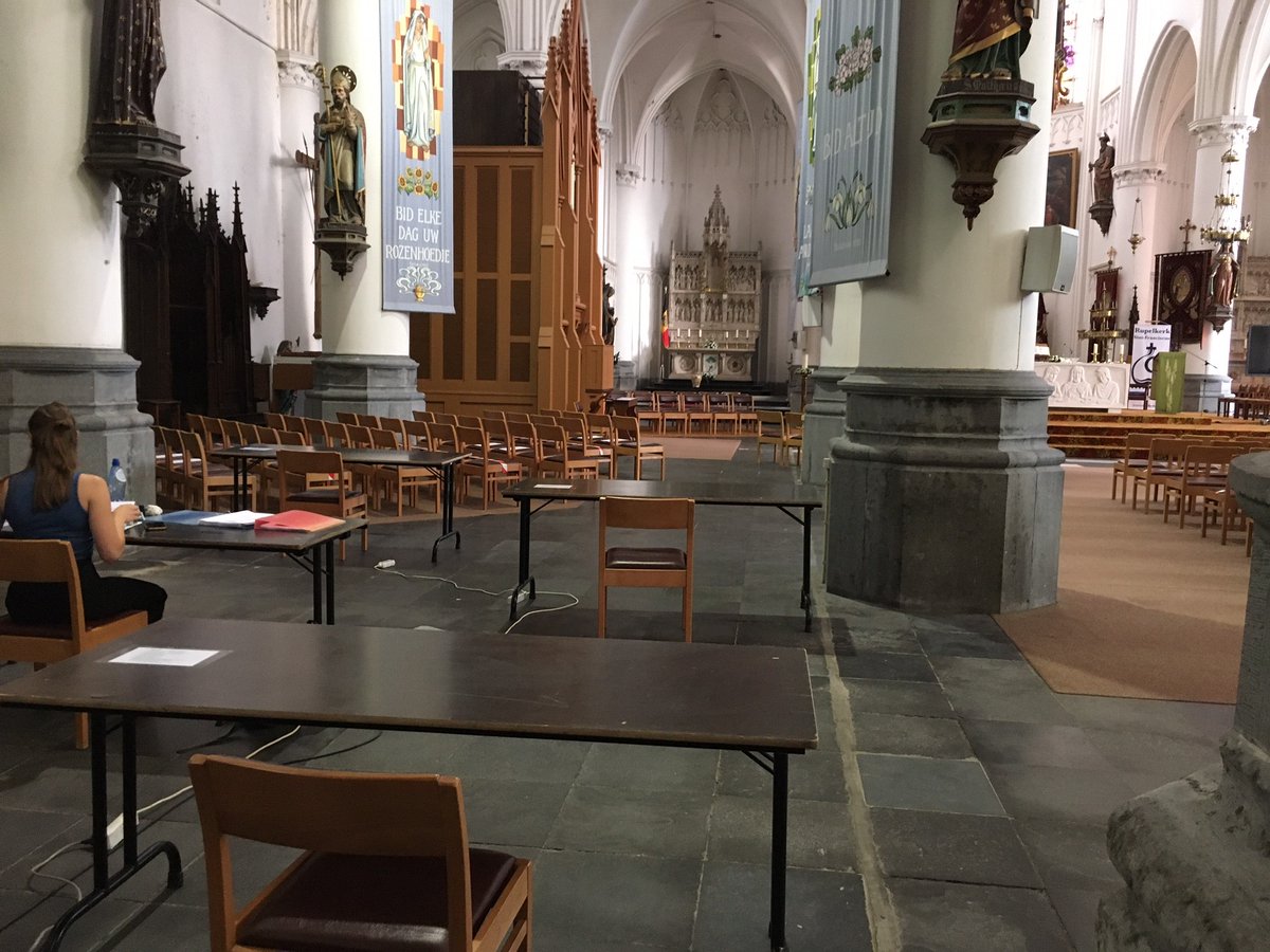 Zalig rustig en koel is het in onze kerk. Studenten die een rustige studeerplek zoeken, kunnen zich nog registreren via boom.be/studeerplekken. Donderdag zorgt de #pauzemobiel van <a href="/MNMbe/">MNM</a> er voor een beetje ontspanning tijdens het blokken.
