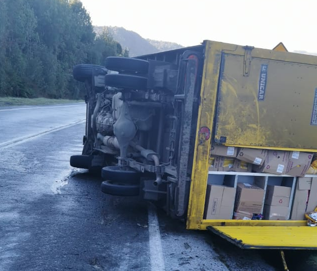 TTILosLagos's tweet photo. 🔴⚠️ ATENCIÓN #Chiloé: angostamiento de pista por camión 3/4 volcado en Ruta W-853 #Chonchi #Queilen sector cruce #Contuy.
Conduzca con precaución y atención al estado de calzada ❄️🚗 (📷 @BorquezRafael) https://t.co/R4yuYtX7C0