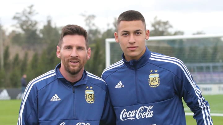 lecandadefensa's tweet photo. El mejor de la historia y Messi, dos grandes. https://t.co/tecI3f0o6a