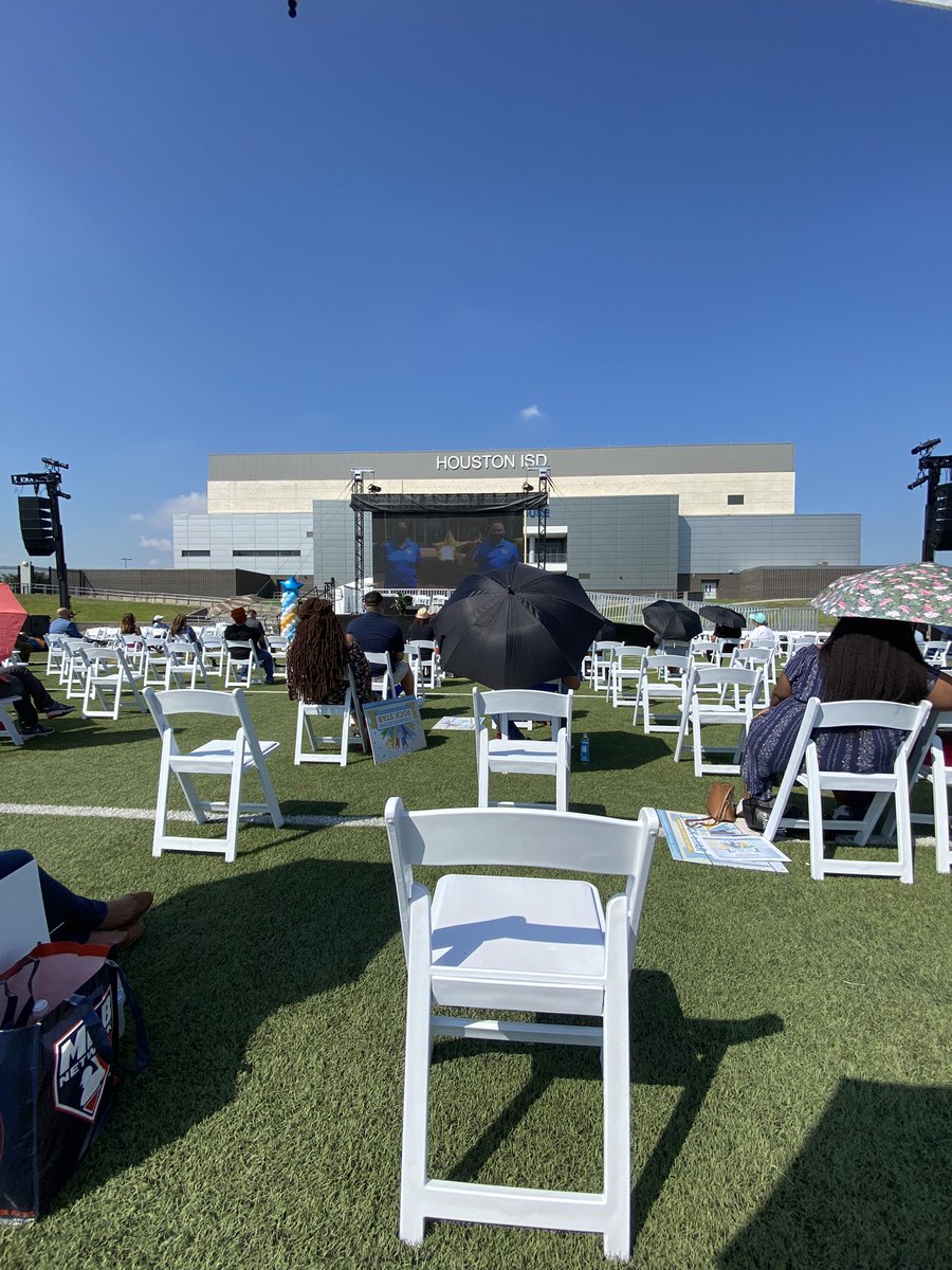 Celebrating my 2019-2020 campus Teacher of the Year win this morning!! 🎉 Thank you <a href="/MorenoMustangs/">Joe E. Moreno ES</a> <a href="/acastro_hisd/">acastro_hisd</a>  &amp; <a href="/HoustonISD/">Houston ISD</a>!! ❤️