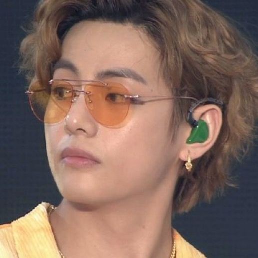 VLIXBLOG's tweet image. orange glasses fit so well #V #Felix