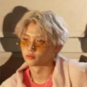 VLIXBLOG's tweet image. orange glasses fit so well #V #Felix