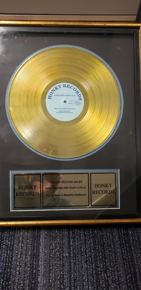 BoLdOrDiE's tweet photo. @OfficialHTM This was my dad's who passed away. He received this from you in 1990 the day my little brother was born. Could you give me more info on it? I can not find it anywhere on google, or that anyone has one of these. https://t.co/Y3DVF4XPNP