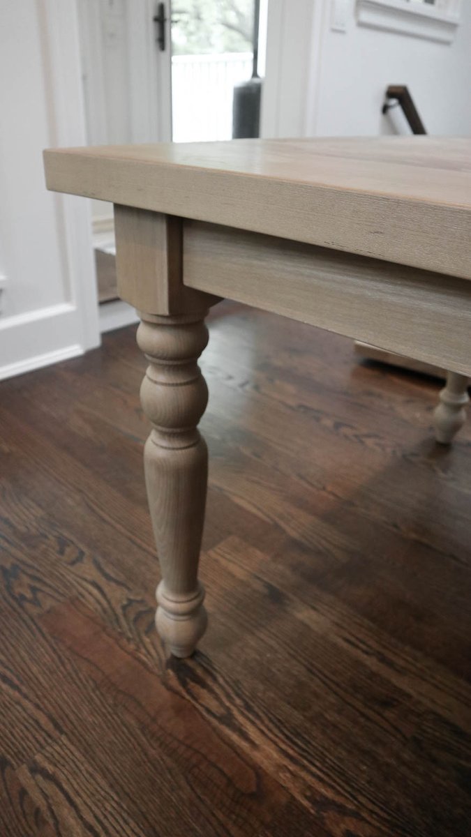 HandmadeTables's tweet image. While you&apos;re admiring this turned-leg, we&apos;d like to mention that four-leg tables also have the option to extend, the same as our pedestal tables. So, if you&apos;ve got a large family or are the &quot;party-hoster&quot;, we&apos;ve got you covered.

#tableextensions #tableleaves #fourlegtable