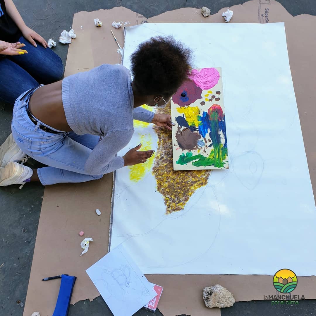 LMxClima's tweet photo. ¿Pintar sin pinceles? 🤭 Esto no fue un problema para l@s alumn@s de @IesBonifacio

A la sombra de los árboles 🌲 pasaron una mañana casi meditativa pintando prados, mariposas, abejas, flores...  lienzos llenos de biodiversidad que hay que conservar 🌸🐝🦋 ¡Y un granjero! #LMxC https://t.co/J5iat0SRgU