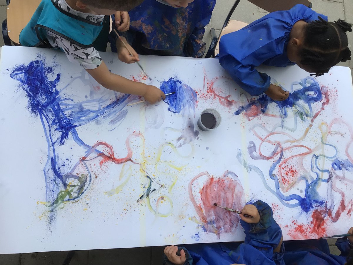 BSNJSL's tweet photo. Powder paint colour mixing in the sunshine. We are loving JSL Art Week! #jslf1 #BSNArt https://t.co/ymRWLv9WVu