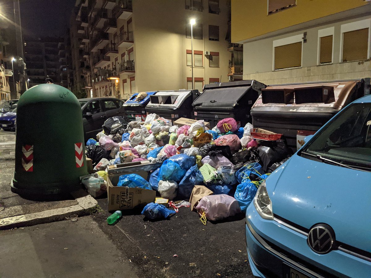 _call_me_F_'s tweet photo. Benvenuti a Bantargebang. Ah no, è Casal Bertone. Ancora una settimana e prevedo di Caprio e Greta Thunberg sotto casa. #SaveRome

@romatoday @Roma @virginiaraggi https://t.co/T8mEZYnYfY