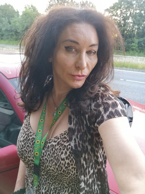 1 pic. Tired old tranny traveller on my wY back from Liverpool in my tattered old golf x https://t.c