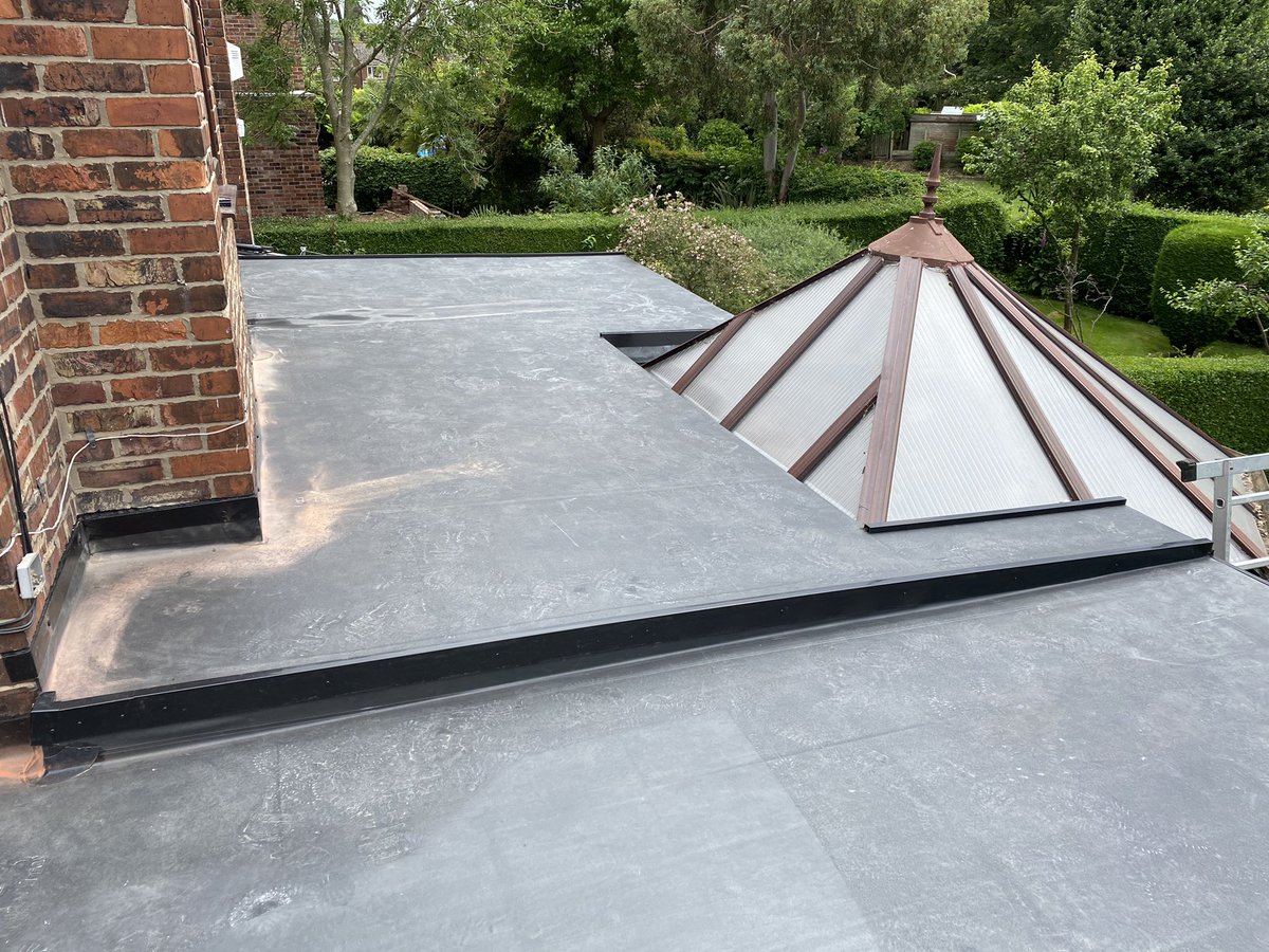 RoofingRaven's tweet photo. Before &amp; after Flat Roofing #epdm 👍😃 https://t.co/GvDP1xPzzM