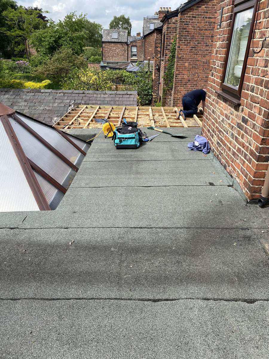RoofingRaven's tweet photo. Before &amp; after Flat Roofing #epdm 👍😃 https://t.co/GvDP1xPzzM
