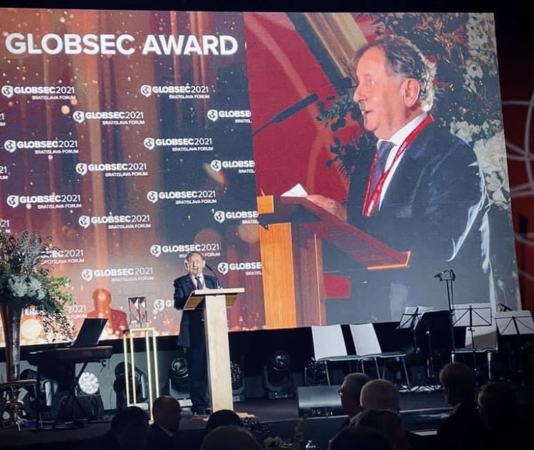 KnihovnaVH's tweet photo. Na konferenci @GLOBSEC byla in memoriam udělena cena Václavu Havlovi. Ocenění převzal @zantov https://t.co/I1QbJX1dL7