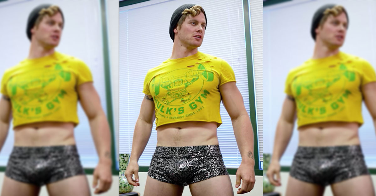 instinctmag's tweet photo. Funny: Looking for that best 'package' deal in Hollywood 🔥 https://t.co/BL6JqToUmA @ArtieODaly #BadBoyWebSeries #DrewCanan #funny #Gay #booty https://t.co/X3lcv4sQO8