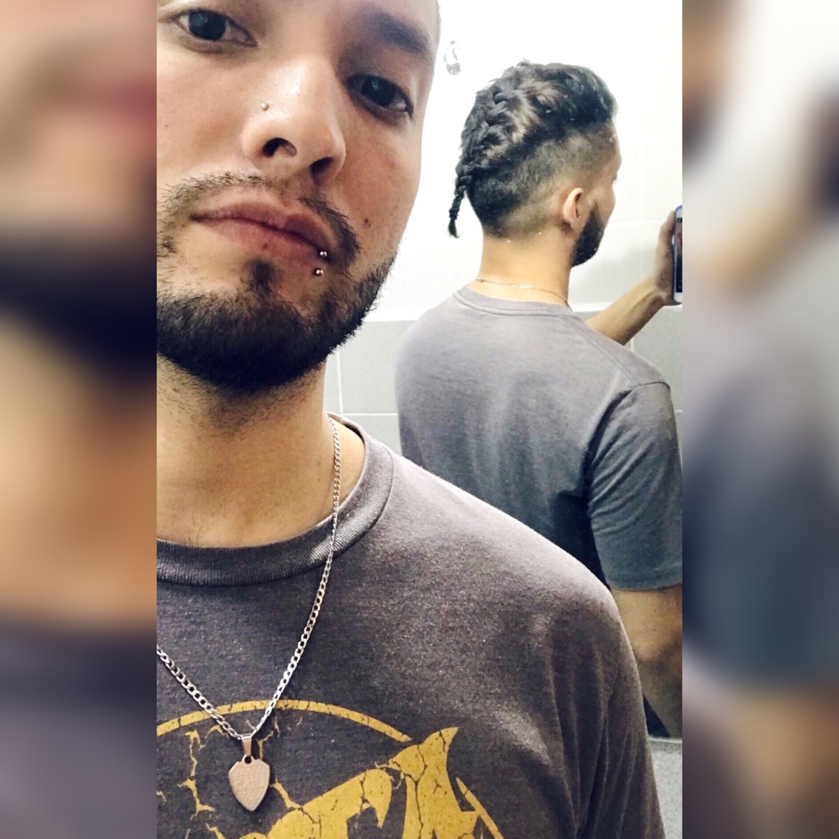 #NuevaFotoDePerfil 
Nadie:
Yo cortándome el pelo después de volver a ver Vikings: